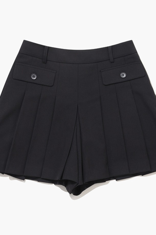 여성 골프룩 연출에 안성맞춤인 여성 TR 플리츠 숏팬츠입니다. 겨울 시즌을 위한 숏 기장의 팬츠로, 폴리에스터, 레이온, 폴리우레탄 혼방 소재로 제작되어 편안한 착용감을 선사합니다. 플리츠 디자인과 체크 또는 무지 패턴으로 클래식하면서도 미니멀한 스타일을 연출할 수 있습니다. 앞 포켓 후드 포인트와 포켓 디테일이 돋보이며, 안감은 폴리에스터로 마감되었습니다.
