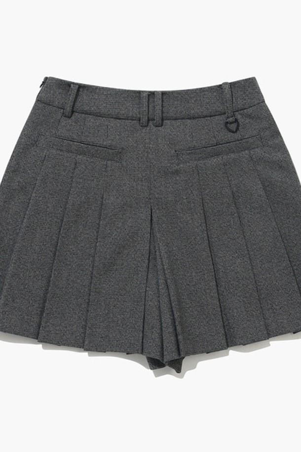 여성스러운 플리츠 디자인이 돋보이는 '여성 TR 플리츠 숏팬츠 (GP422LSPO2)'입니다. 클래식한 무드를 자아내는 이 숏팬츠는 골프 활동에 적합하며, 겨울 시즌 착용을 위해 제작되었습니다. 부드러운 촉감의 폴리에스터, 레이온, 폴리우레탄 혼방 소재로 제작되어 편안한 착용감을 선사합니다. 무지 또는 체크 패턴으로 출시되어 다양한 스타일 연출이 가능하며, 레귤러핏으로 어떤 체형에도 잘 어울립니다. 숏 기장의 디자인과 포켓, 후드 포인트 디테일이 특징입니다.
