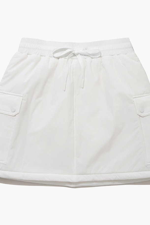 여성 아웃포켓 포인트 패딩 스커트 (GP422LSKO5)는 겨울철 골프 및 일상에서 활용하기 좋은 여성 패딩 스커트입니다. 무지 디자인에 H라인 핏으로, 스포티하면서도 캐주얼한 스타일을 연출합니다. 두껍고 부드러운 나일론, 폴리에스터, 폴리우레탄 혼방 소재에 안감 패딩으로 보온성을 높였습니다. 아웃포켓과 내장형 밴드 스트링, 카고 포켓 디테일이 특징이며, 신축성이 있어 편안한 착용감을 제공합니다. 블랙(BLCK), 화이트(WHTE) 두 가지 색상으로 출시되었습니다.
