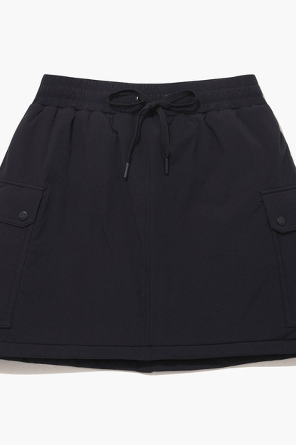 여성 아웃포켓 포인트 패딩 스커트 (GP422LSKO5)는 겨울철 골프 또는 일상에서 스포티하고 캐주얼한 스타일을 연출할 수 있는 패딩 스커트입니다. 부드러운 촉감의 나일론, 폴리에스테르, 폴리우레탄 혼방 소재로 제작되어 보온성과 신축성을 제공합니다. A라인 핏에 무지 패턴으로 디자인되었으며, 두꺼운 두께감으로 따뜻하게 착용할 수 있습니다. 카고 포켓 디테일과 내장형 밴드 스트랩으로 실용성을 더했습니다. 겨울 데일리룩과 골프룩에 미니멀한 스타일을 더해보세요.
