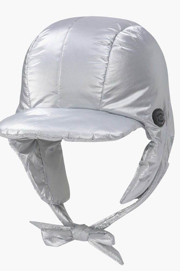 여성 캡형 패딩 바라클라바 (GP422LSAO3)는 추운 겨울, 머리부터 목까지 따뜻하게 감싸주는 방한 모자입니다. 깊은 모자 깊이로 보온성을 높였으며, 부드러운 촉감의 나일론과 폴리에스터 혼방 소재를 사용하여 편안한 착용감을 제공합니다. 캡형 디자인과 광택감 있는 우븐 소재, 무지 패턴이 어우러져 미니멀, 캐주얼, 스포티한 겨울 데일리룩, 골프룩, 여행룩에 모두 잘 어울리는 세련된 스타일을 연출합니다. 블랙과 실버 두 가지 컬러로 출시되어, 취향에 맞게 선택 가능하며, 두꺼운 두께감으로 뛰어난 보온 효과를 느낄 수 있습니다.
