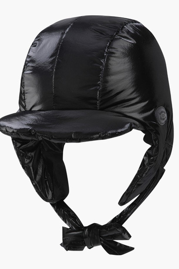 여성 캡형 패딩 바라클라바 (GP422LSAO3)는 골프 및 겨울 스포츠 활동에 적합한 방한용 모자입니다. 깊은 모자 깊이와 머리부터 목까지 감싸는 구조로 보온성을 극대화하며, 두꺼운 두께감의 나일론, 폴리에스터 혼방 소재로 제작되었습니다. 블랙과 실버 두 가지 색상으로 출시되어 미니멀, 캐주얼, 스포티 룩에 모두 잘 어울립니다. 캡형 디자인과 패딩 디테일이 트렌디함을 더하며, 겨울철 데일리룩에도 활용할 수 있습니다. 광택감 있는 촉감으로 고급스러운 느낌을 선사합니다.
