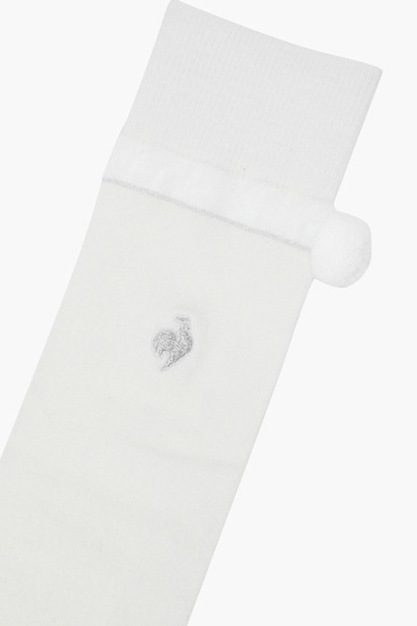 여성 방울 오버 니삭스 (GP422LKSO1)는 부클 소재와 방울 장식으로 포인트를 준 여성용 니삭스입니다. 가을, 겨울 시즌에 적합하며, 보온 기능을 갖춰 따뜻하게 착용할 수 있습니다. 블랙, 화이트 두 가지 색상으로 출시되었으며, 골프룩 또는 겨울 데일리룩에 클래식하면서도 미니멀한 스타일을 더해줍니다. 오버니 길이로 다리를 더욱 길어 보이게 하며, 부드러운 착용감을 선사합니다. 울, 나일론, 폴리우레탄, 폴리에스터 등의 혼방 소재로 제작되었습니다.
