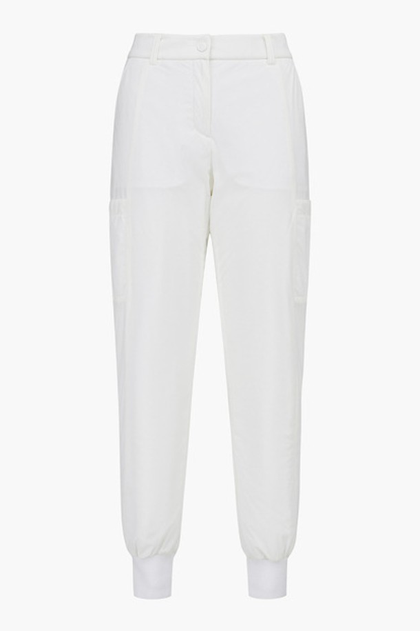 여성 뒷밴드 패딩 조거핏 팬츠 (GP422LPTO5)는 추운 겨울에도 스타일리시함과 따뜻함을 놓치고 싶지 않은 여성들을 위한 아이템입니다. 부드러운 촉감의 나일론, 폴리우레탄, 폴리에스터 혼방 소재로 제작되어 편안한 착용감을 선사하며, 두꺼운 두께의 패딩 안감으로 보온성을 극대화했습니다. 허리 뒷면 로고 밴드 디테일과 양쪽 포켓 디자인으로 실용성을 더했으며, 우수한 신축성으로 활동성을 보장합니다. 스포티, 캐주얼, 미니멀한 스타일을 연출할 수 있어 골프룩, 겨울 데일리룩, 산책룩 등 다양한 TPO에 활용하기 좋습니다. 블랙, 화이트 두 가지 색상으로 만나보세요.
