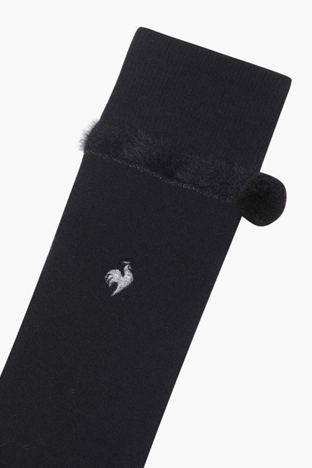 여성 방울 오버 니삭스 (GP422LKSO1)는 가을, 겨울 시즌 골프룩 및 겨울 데일리룩에 모두 잘 어울리는 여성용 니삭스입니다. 블랙과 화이트 두 가지 색상으로 출시되어 다양한 스타일에 매치하기 용이하며, 클래식하고 미니멀한 스타일을 연출할 수 있습니다. 울, 나일론, 폴리우레탄, 폴리에스터 혼방 소재로 제작되어 보온성이 뛰어나고 부드러운 착용감을 선사합니다. 오버니 길이로 다리를 따뜻하게 감싸주며, 상단 방울 디테일과 대비색상 디테일이 돋보이는 디자인입니다. 단품으로 구성되어 있으며, 데일리룩에 포인트가 되어 스타일리시함을 더해줍니다.
