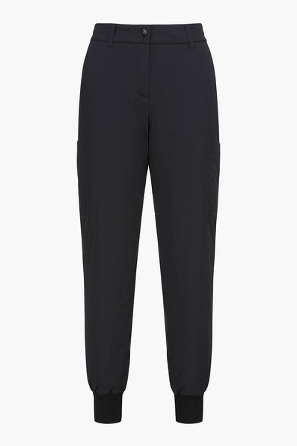 **여성 뒷밴드 패딩 조거핏 팬츠 (GP422LPTO5)**

겨울철 추위에도 스타일을 놓치고 싶지 않은 당신을 위한 여성 패딩 조거 핏 팬츠입니다. 나일론, 폴리우레탄, 폴리에스터 혼방 소재로 제작되어 부드러운 촉감과 뛰어난 보온성을 자랑합니다. 허리 밴딩과 뒷 로고 밴드로 편안한 착용감을 선사하며, 양쪽 포켓으로 실용성을 더했습니다. 스포티, 캐주얼, 미니멀 등 다양한 스타일을 연출할 수 있으며, 골프, 겨울 데일리룩, 산책룩 등 TPO에 맞춰 활용하기 좋습니다. 블랙, 화이트 두 가지 컬러로 출시되어, 어떤 상의와도 손쉽게 매치할 수 있습니다.
