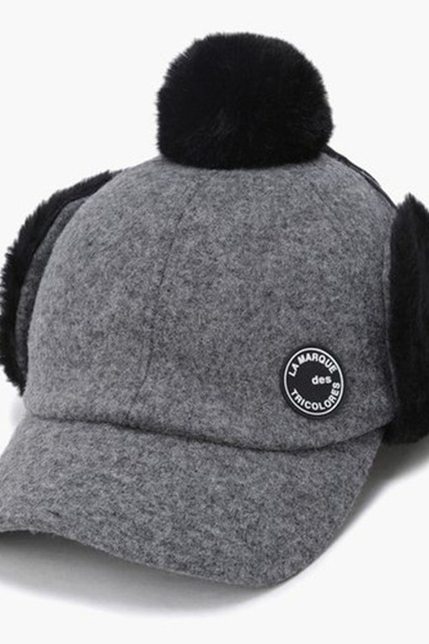 여성 퍼 방울 귀달이 방한 캡 (GP422LCPO1)은 겨울철 방한과 골프룩, 데일리룩에 활용하기 좋은 모자입니다. 울, 나일론, 폴리에스터 혼방 소재로 제작되어 부드러운 촉감과 가벼운 착용감을 선사합니다. 챙 넓이 5.5cm에 구깊이가 적어 활동성을 높였으며, 귀달이와 탈부착 가능한 퍼 방울 장식으로 보온성과 스타일을 동시에 잡았습니다. 로고 포인트와 다양한 스타일 연출이 가능하여 클래식, 미니멀, 캐주얼 룩에 모두 잘 어울립니다.
