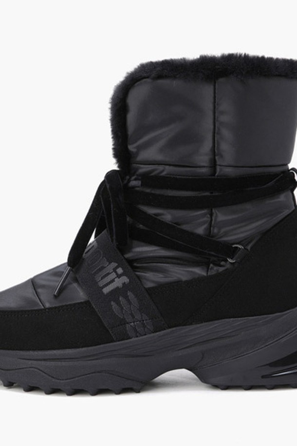 여성 키높이 방한 미들부츠 (윈터 벌키) (GP322LSH91)는 겨울철 따뜻함과 스타일을 동시에 잡을 수 있는 여성 부츠입니다. 라운드 앞코 디자인에 5cm의 웨지힐을 적용하여 다리가 길어 보이는 효과를 주며, 내부에는 부드러운 페이크퍼 안감을 사용하여 보온성을 높였습니다. 벨크로형 신발 여밈과 웨빙 스트랩 디자인, 리본 디테일이 세련된 느낌을 더하고, TPU 힐 보강으로 안정성을 더했습니다. 헤링본 스터드 패턴 아웃솔은 미끄럼 방지 기능을 제공하며, 일상, 산책, 여행 등 다양한 TPO(time, place, occasion)에 맞춰 캐주얼, 클래식, 미니멀 스타일을 연출할 수 있습니다. 블랙 색상으로 어떤 옷에도 잘 어울려 겨울 데일리룩을 완성해 줍니다.
