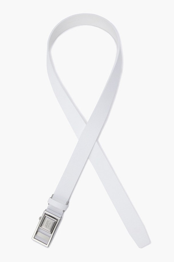 남성 볼마커 벨트 (GP321MBE81)는 골프룩에 어울리는 클래식하고 미니멀한 디자인의 벨트입니다. 천연 소가죽과 합성가죽을 혼용하여 제작되었으며, 블랙(BLCK)과 화이트(WHTE) 두 가지 색상으로 출시되었습니다. 버클 장식이 특징이며, 폭 3.3cm, 총길이 119cm(버클 포함)의 FR 사이즈(Free Size)로 제공됩니다. 내장된 볼마커는 라운딩 시 편리함을 더하며, 오염, 수분, 땀에 노출되지 않도록 주의하여 관리해야 합니다.
