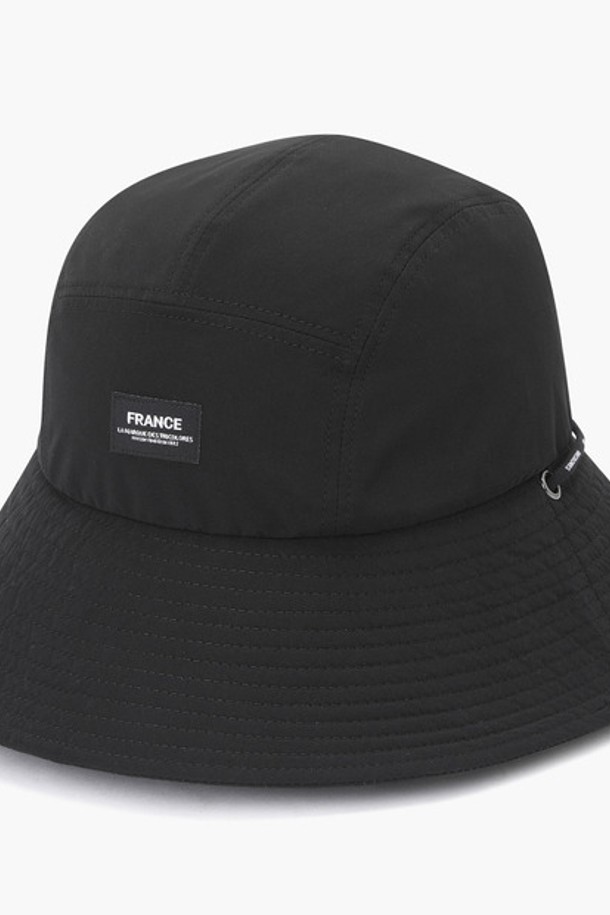 남성 스트링 햇 (GP321MCP82)은 라운딩 시 햇빛을 효과적으로 가려주는 남성용 버킷햇입니다. 폴리에스터와 나일론 혼방 소재로 제작되어 가볍고 편안한 착용감을 제공하며, 챙 넓이는 9cm입니다. 무지 디자인에 스트링 디테일이 더해져 캐주얼하면서도 미니멀한 스타일을 연출합니다. 블랙(BLCK)과 화이트(WHTE) 두 가지 색상으로 출시되었으며, 머리둘레는 57cm입니다. 한국에서 제작되었습니다.
