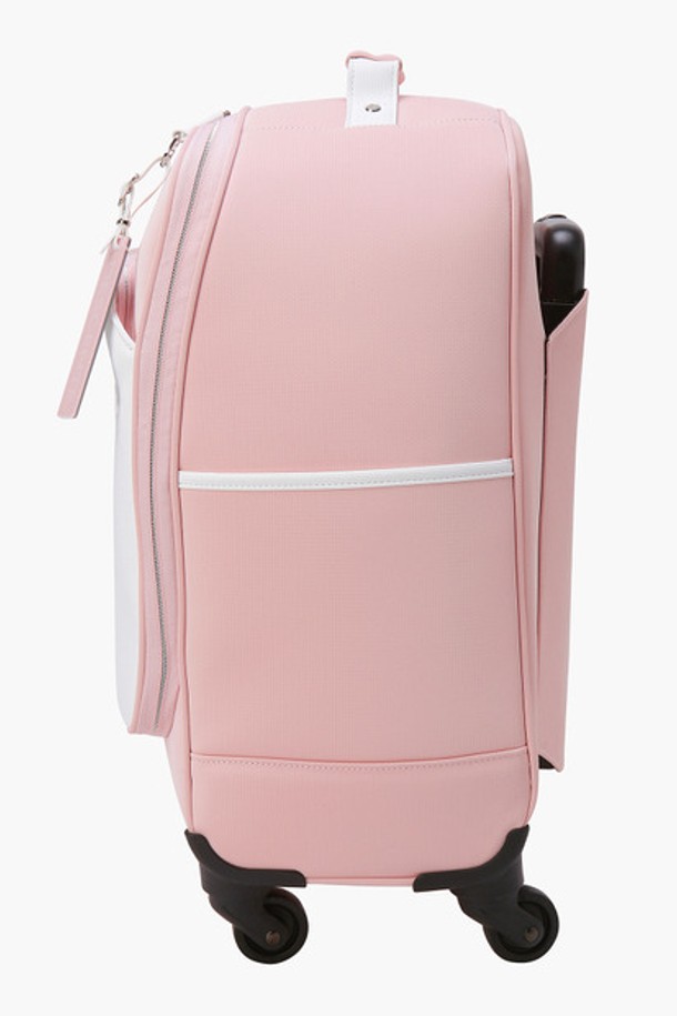 여성 블라썸 트롤리 보스턴 (DP12WFBO11)은 여행룩과 골프룩에 모두 잘 어울리는 미디엄 사이즈의 보스턴백입니다. 슬림한 사각 쉐입에 LBLG, LPKG 두 가지 색상으로 출시되었으며, PU와 폴리에스터 소재를 사용하여 제작되었습니다. 4개의 바퀴와 손잡이가 있어 이동이 편리하며, 신발 포켓과 분리 수납공간을 제공하여 실용성을 높였습니다. 가방은 지퍼형으로 잠금 가능하며, 실측 사이즈는 가로 36cm, 세로 46.5cm, 폭 22cm이며, 무게는 2940g입니다. 클래식하면서도 미니멀한 디자인으로 다양한 스타일에 매치하기 좋습니다.
