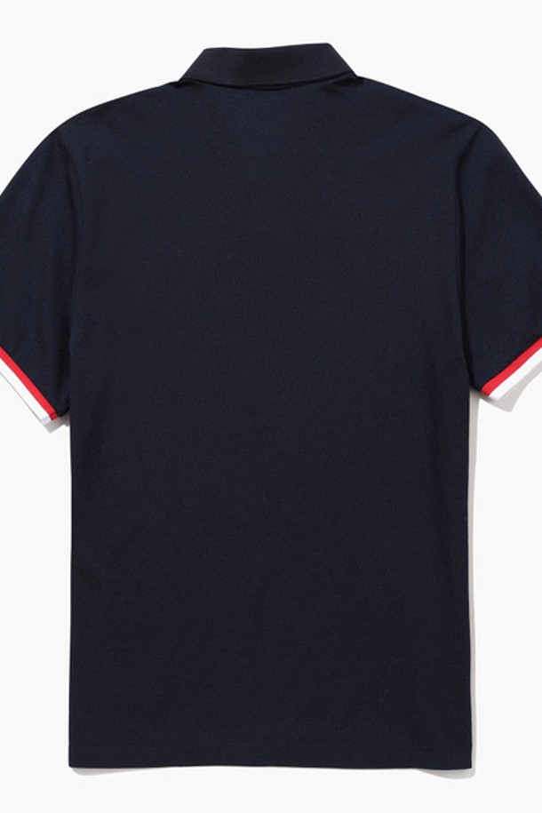 남성 시그니처 반팔 폴로 티셔츠 다크네이비(MQ121MTS11)는 시원한 여름철, 골프 및 일상에서 쾌적하게 착용 가능한 남성용 폴로 티셔츠입니다. 부드러운 촉감의 면, 폴리에스터, 폴리우레탄 혼방 소재로 제작되어 흡습 기능과 편안한 착용감을 제공합니다. 다크네이비, 레드, 다크그린 3가지 색상으로 출시되었으며, 레귤러핏에 무지 디자인으로 미니멀하고 세련된 스타일을 연출합니다. 소매단 컬러 포인트와 밑단 트임 디테일, PK 조직감 원단이 특징이며, 스포티하고 캐주얼한 골프룩을 완성합니다.
