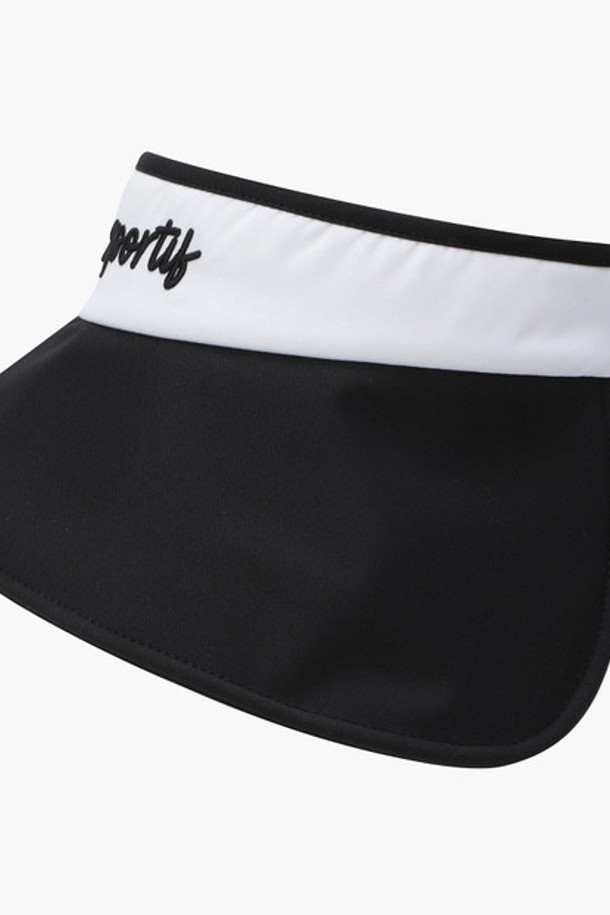 여성 오픈햇 썬바이저 (GQ122LSV11)는 골프 및 스포츠 활동, 휴가 또는 여름 바캉스룩에 어울리는 모자입니다. 블랙과 화이트 두 가지 색상으로 출시되었으며, 폴리에스터 소재로 제작되어 편안한 착용감을 선사합니다. 챙 넓이는 8.5cm로 넓어 햇빛을 효과적으로 차단하며, 자외선 차단 기능을 갖춰 야외 활동 시 유용합니다. 미니멀, 클래식, 리조트 스타일을 연출하기 좋으며, 탈부착 가능한 리본 디테일로 포인트를 더했습니다. 넓은 챙으로 양볼 전체를 가릴 수 있는 변형 디자인이 특징입니다.
