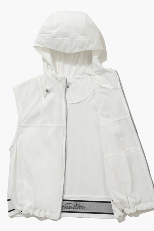 여성 테크니컬 우븐 베스트 화이트(MQ122LWV31)는 골프 및 일상용으로 활용 가능한 여성용 베스트입니다. 봄, 여름 시즌에 적합하며, 미니멀하고 스포티한 스타일을 연출합니다. 흡습 및 통기 기능이 뛰어난 테크니컬 우븐 소재를 사용하여 얇고 가벼운 착용감을 제공합니다. 민소매 디자인에 레귤러핏으로 편안하게 착용 가능하며, 집업 스타일로 간편하게 여밀 수 있습니다. 화이트, 블랙, 그린 3가지 색상으로 출시되었습니다.
