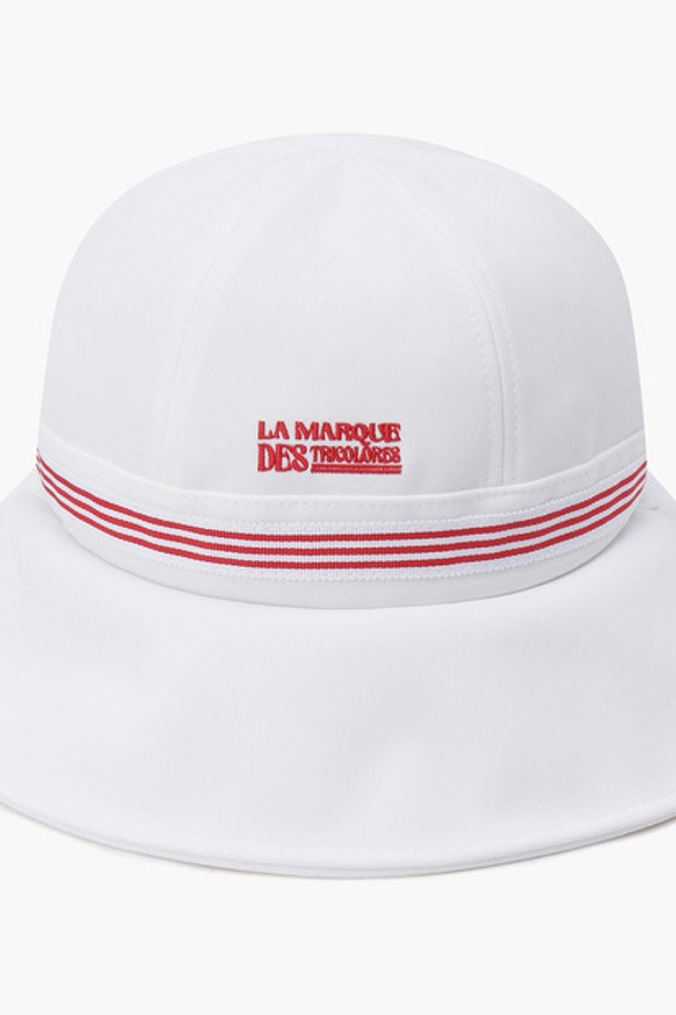 여성 돔형 버킷햇 (GP122LCP23)은 골프 및 일상생활에서 활용하기 좋은 모자입니다. 블랙과 화이트 두 가지 색상으로 출시되었으며, 캐주얼, 미니멀, 스포티한 스타일을 연출하기 좋습니다. 챙 넓이는 7.5cm이며, 무지 디자인에 스트라이프 테이프와 레터링 자수가 디자인 포인트입니다. 폴리에스터와 폴리우레탄 혼방 소재로 제작되어 땀 흡수 및 자외선 차단 기능을 제공하며, 이마 부분 스웨트밴드와 스트랩이 있어 편안한 착용감을 선사합니다.
