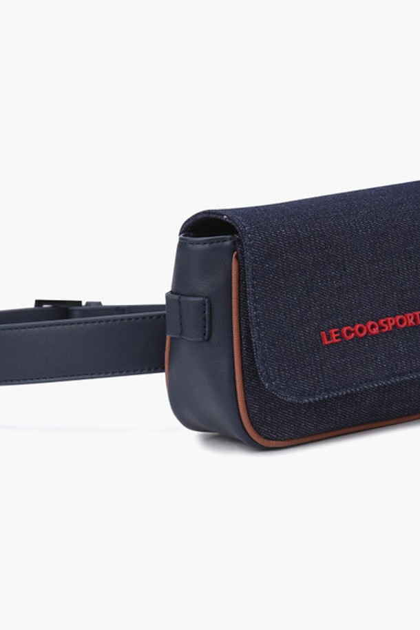 네이비와 화이트 색상으로 만나보는 여성 벨트백 (GP122LET14)입니다. 면, 폴리우레탄, 폴리에스터 소재로 제작된 미니 사이즈의 벨트백으로, 로고 패턴과 디자인 장식이 돋보입니다. 버클형 잠금 방식으로 간편하게 여닫을 수 있으며, 사이즈 조절이 가능하여 편리합니다. 일상 및 캐주얼 스타일에 활용하기 좋으며, 미니멀하고 베이직한 디자인으로 다양한 스타일링에 활용할 수 있습니다.
