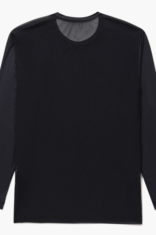 남성 냉감 라운드 베이스레이어 블랙(MQ221MIN41)는 시원한 여름철 골프 라운딩과 일상에서 스포티한 스타일을 연출할 수 있는 남성용 베이스레이어입니다. 나일론과 폴리우레탄 혼방 소재로 제작되어 부드러운 촉감과 뛰어난 냉감 기능을 제공합니다. 레귤러 핏의 긴 소매 라운드넥 디자인으로, 활동적인 움직임에도 편안함을 선사합니다. 무지 패턴의 블랙 컬러로 어떤 스타일에도 쉽게 매치할 수 있으며, 기능성 스포츠웨어로 활용하기 좋습니다. 얇은 두께감으로 쾌적함을 유지하며, 미니멀한 디자인이 특징입니다.
