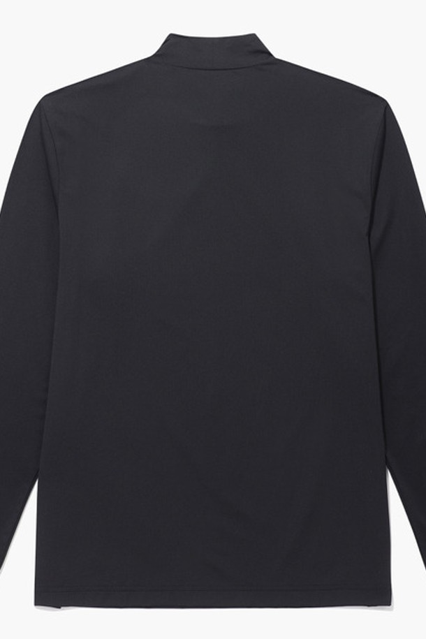 남성 냉감 베이스레이어 블랙(MQ221MIN42)는 골프 및 일상생활에서 활동적인 남성을 위한 스포티한 스타일의 상의입니다. 여름철 시원하게 착용할 수 있도록 나일론과 폴리우레탄 혼방 소재로 제작되었으며, 얇고 부드러운 촉감과 뛰어난 스트레치 기능으로 편안한 착용감을 제공합니다. 하프넥 디자인과 레귤러 핏으로 디자인되었으며, 무지 블랙 컬러로 어떤 스타일에도 쉽게 매치할 수 있습니다. 냉감 기능으로 쾌적함을 유지하며, 긴 소매 기장으로 활동성과 스타일을 동시에 잡았습니다.
