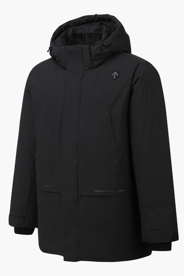 남성 중힙 기장 다운 점퍼 (DP41MFDJN1)는 겨울철 추위로부터 당신을 보호해 줄 필수 아이템입니다. 블랙 컬러의 무지 디자인으로, 어떤 옷에도 쉽게 매치할 수 있어 활용도가 높습니다. 일상생활은 물론 골프를 즐길 때에도 스포티하고 캐주얼한 스타일을 연출할 수 있습니다. 중힙 기장의 레귤러핏으로 편안한 착용감을 제공하며, 발수, 방풍, 보온 기능은 물론 발열 안감까지 더해져 뛰어난 보온성을 자랑합니다. 부드러운 촉감의 폴리에스터, 나일론, 거위솜털, 거위깃털 혼용 소재로 제작되어 겨울철 쾌적한 활동을 보장합니다.
