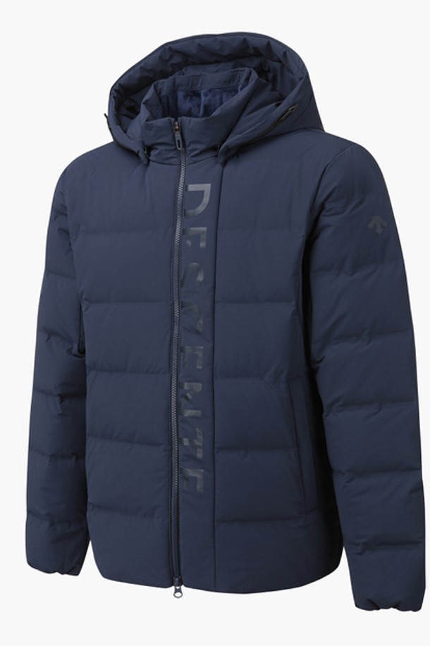 남성 에어써큘레이션 헤비다운 점퍼 (DP41MFDJN2)는 겨울철 보온성을 책임지는 남성용 다운 점퍼입니다. 네이비와 그레이 두 가지 색상으로 출시되었으며, 골프 및 일상생활에서 캐주얼하거나 스포티한 스타일을 연출할 수 있습니다. 레귤러핏으로 편안하게 착용 가능하며, 집업 스타일로 간편하게 입고 벗을 수 있습니다. 에어써큘레이션 튜브 소재를 사용하여 활동성과 보온성을 높였으며, 거위 솜털과 깃털을 충전재로 사용하여 부드러운 촉감을 느낄 수 있습니다. 
