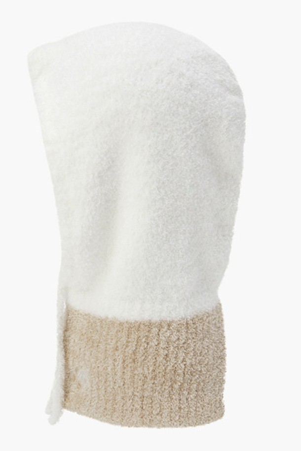 여성 탁텔 바라클라바 (DP42WFWMO8)는 부드러운 촉감의 폴리에스터 탁텔 소재로 제작되어 보온성을 극대화한 겨울 바라클라바입니다. 깊은 모자 깊이와 얼굴 전체를 커버하는 디자인으로, 추운 날씨에도 따뜻하게 보호해줍니다. 무지 디자인으로 스포티, 미니멀, 캐주얼 등 다양한 스타일 연출에 용이하며, 등산, 겨울 스포츠, 겨울 데일리룩, 피트니스룩 등 폭넓은 TPO에 활용 가능합니다. IVYG, LBLG 두 가지 색상으로 만나보세요.
