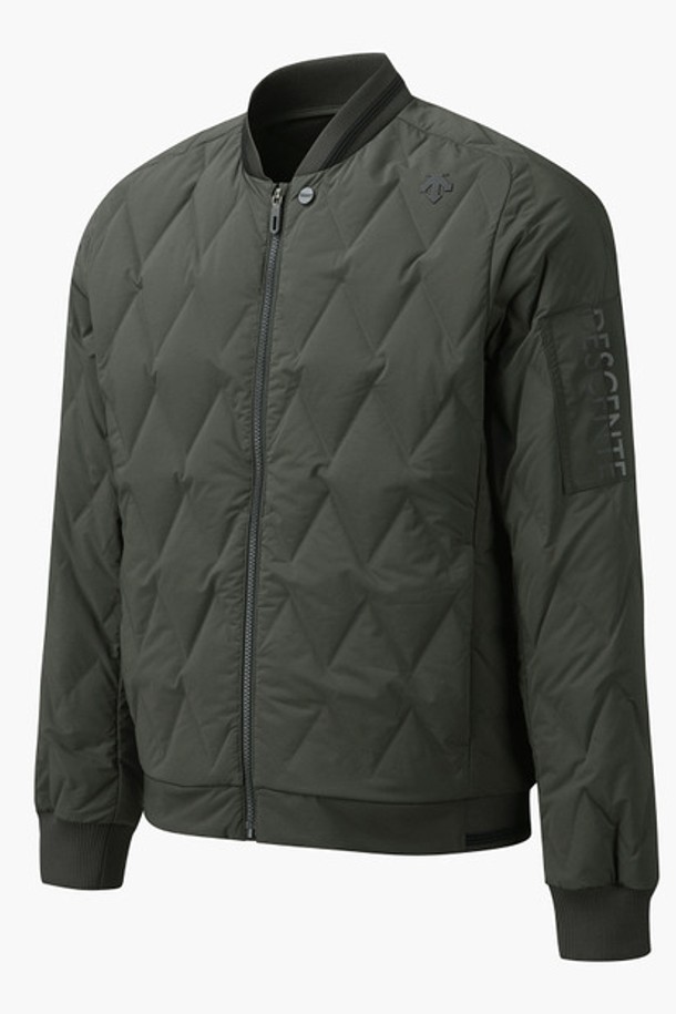 남성 블루종 [tube down] (DP42MFDJO7)은 방풍 및 발수 기능이 뛰어난 겨울용 블루종 다운 점퍼입니다. 스포티한 스타일의 무지 디자인으로, 골프룩 및 겨울 데일리룩에 모두 잘 어울립니다. 두꺼운 두께감과 레귤러 핏으로 보온성을 높였으며, 폴리에스터, 폴리우레탄, 거위솜털, 거위깃털 등의 고급 소재를 사용하여 제작되었습니다. 니트 포인트와 액션밴드 디테일로 활동성을 더했습니다. 색상은 [DBLG], [DKHG] 두 가지로 출시되었습니다.
