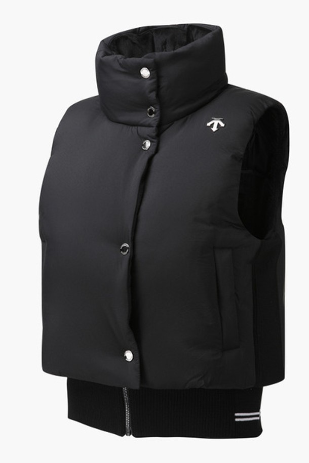 여성 블루종 다운 베스트 (DP42WFDVO1)는 겨울철 라운딩과 일상에서도 스타일리시하게 연출 가능한 다운 베스트입니다. 블랙과 화이트 컬러로 출시되어 어떤 의상에도 쉽게 매치할 수 있으며, 캐주얼 및 스포티한 무드를 연출합니다. 나일론, 폴리에스터, 거위솜털, 거위깃털을 사용하여 보온성은 높이고, 가볍고 부드러운 촉감을 제공합니다. 레귤러핏에 무지 디자인으로, 니트 배색 디테일이 돋보이며 발수, 방풍 기능을 갖춰 활동성을 더합니다. 버튼 여밈 방식의 민소매 디자인으로, 겨울철 골프룩과 데일리룩에 활용하기 좋습니다.
