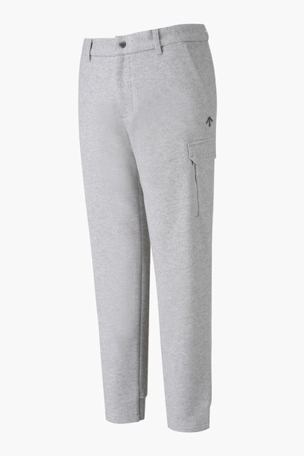 남성 기모 조거 팬츠 (DP42MFPTO6)는 가을, 겨울 시즌에 따뜻하고 편안하게 착용할 수 있는 남성용 조거 팬츠입니다. 부드러운 촉감의 기모 안감과 두꺼운 두께감으로 보온성을 높였으며, 스포티, 캐주얼, 미니멀 스타일을 모두 소화할 수 있습니다. 허벅지 아웃포켓, 왼쪽 지퍼 포켓, 오른쪽 스냅 포켓, 사선 백포켓 등의 다양한 디테일로 실용성을 더했습니다. 레귤러 핏으로 제작되어 편안한 착용감을 제공하며, 골프룩, 겨울 데일리룩, 산책룩 등 다양한 TPO에 활용하기 좋습니다.
