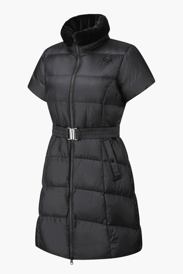 여성 반팔 롱다운 점퍼 (DP42WFDVO3)는 겨울철 데일리룩을 위한 베이직 스타일의 롱다운 점퍼입니다. 블랙과 카키 두 가지 색상으로 출시되었으며, 무지 디자인으로 어떤 옷에도 쉽게 매치할 수 있습니다. 넉넉한 기장의 롱다운으로 보온성을 높였으며, 집업 스타일로 간편하게 착용 가능합니다. 카라 부분의 퍼 디테일이 특징이며, 거위솜털 90%와 거위깃털 10%의 충전재를 사용하여 따뜻함을 제공합니다. 나일론과 폴리에스터 소재로 제작되었으며, 안감은 나일론입니다.
