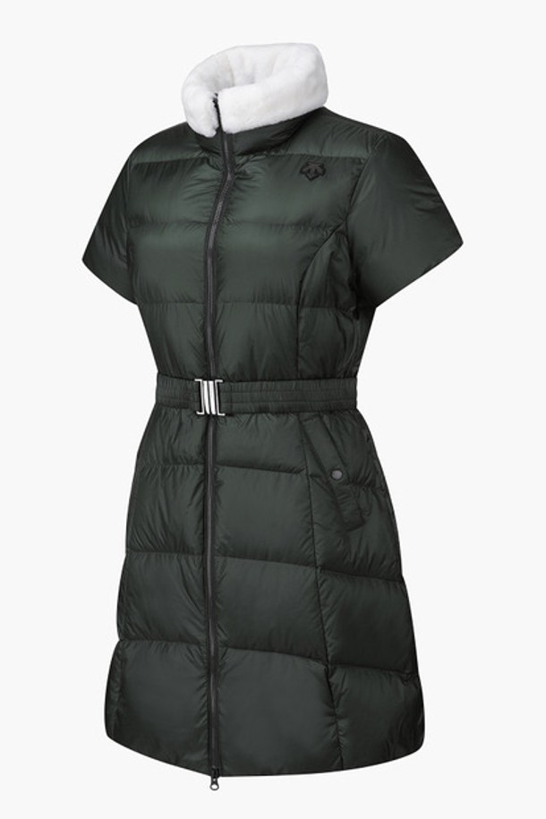 여성 반팔 롱다운 점퍼 (DP42WFDVO3)는 겨울철 골프룩 또는 데일리룩에 적합한 여성용 롱다운 점퍼입니다. 스포티하면서 미니멀한 스타일로, 무지 디자인에 레귤러핏으로 제작되었습니다. 지퍼형 여밈 방식이며, 나일론과 폴리에스터 혼방 소재로 보온성을 높였습니다. 카라 퍼 디테일과 거위솜털 90%, 거위깃털 10%의 충전재를 사용하여 추운 날씨에도 따뜻하게 착용할 수 있습니다. 반소매 기장의 두꺼운 다운 점퍼입니다.
