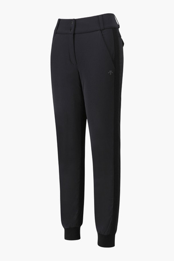 **여성 씬다운 조거팬츠 (DP42WFPTN4)**는 골프 활동에 적합하도록 디자인된 여성용 조거핏 긴 바지입니다. 블랙 색상에 스포티한 무드를 더했으며, 사계절 모두 착용할 수 있습니다. 나일론, 레이온, 폴리우레탄, 폴리에스터 혼방 소재로 제작되어 얇지만 방수 기능과 안감을 갖춰 편안함을 제공합니다. 미니멀한 디자인에 무지 패턴으로 다양한 상의와 매치하기 용이합니다. 밴딩 처리되어 활동성을 높였으며, 골프룩을 위한 실용적인 아이템입니다.
