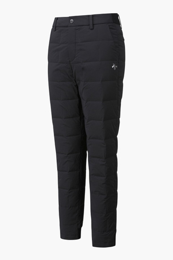 남성 사각 튜브 다운 팬츠 (DP42MFPTN1)는 겨울철 골프룩 또는 데일리룩에 적합한 스포티한 스타일의 긴 바지입니다. 블랙 색상의 무지 패턴으로, 레귤러핏의 두꺼운 두께감과 보온 및 방풍 기능을 갖춘 것이 특징입니다. 폴리에스터, 폴리우레탄, 레이온, 거위솜털, 거위깃털 등 다양한 소재를 사용하여 제작되었으며, 안감은 다운으로 처리되어 뛰어난 보온성을 제공합니다. 밑단 립 처리와 허리 노출 밴딩 디테일로 활동성과 편안함을 동시에 잡았습니다.
