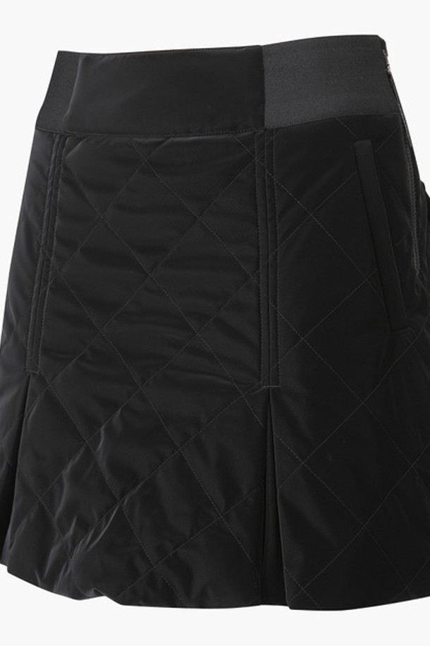 여성 A라인 패딩 스커트(DP42WFSKO4)는 겨울 시즌, 골프 또는 일상에서 활용하기 좋은 패딩 스커트입니다. 스포티한 스타일의 A라인 핏으로, BLKG, LBLG 두 가지 색상으로 출시되었습니다. 보온성을 높여주는 신슐레이트 충전재와 안감 패딩으로 추운 날씨에도 따뜻하게 착용 가능합니다. 허리 밴딩 처리와 밑단 트임 디테일로 활동성을 더했습니다. 폴리에스터, 나일론, 폴리우레탄 혼방의 겉감 소재와 두꺼운 두께감으로 제작되었습니다.
