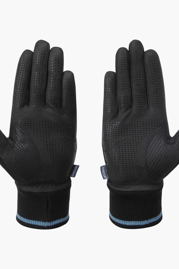 남성 골프룩에 어울리는 남성 360 그립 방한 장갑 (DP42MFGLO1)입니다. 기모 저지와 플리스 소재를 사용하여 보온성을 높였으며, 360도 그립 패턴으로 뛰어난 그립감을 제공합니다. 손바닥 면에는 미끄럼 방지를 위한 논슬립 실리콘 처리가 되어 있어 안정적인 플레이를 돕습니다. 양손 모두 사용할 수 있는 디자인으로, 스포티한 스타일을 연출합니다. 인도네시아에서 제조되었습니다.
