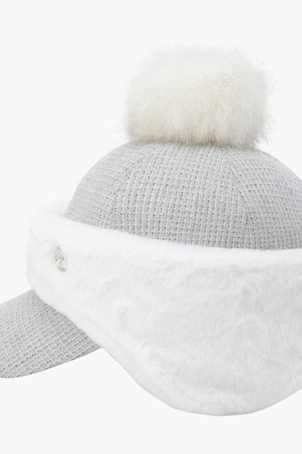 **여성 이어워머 SET 방한캡 (DP42WFCPO1)**은 골프, 겨울 스포츠, 일상에서 활용 가능한 여성용 방한 모자입니다. 탈부착 가능한 인조 퍼 이어워머와 방울이 디자인되어 있어 보온성을 높였으며, 추운 날씨에도 따뜻하고 스타일리시하게 착용할 수 있습니다. 폴리에스터, 레이온, 엘라스테인, 모달아크릴 소재로 제작되어 부드러운 촉감과 편안한 착용감을 제공합니다. 무지 디자인으로 다양한 겨울 코디에 매치하기 좋으며, 탈부착 이어워머를 떼어내고 단독 볼캡으로도 활용 가능하여 실용적입니다. 클래식, 미니멀, 캐주얼 스타일을 즐겨 입는 여성분들께 추천하는 F/W 라운딩용 방한캡입니다.
