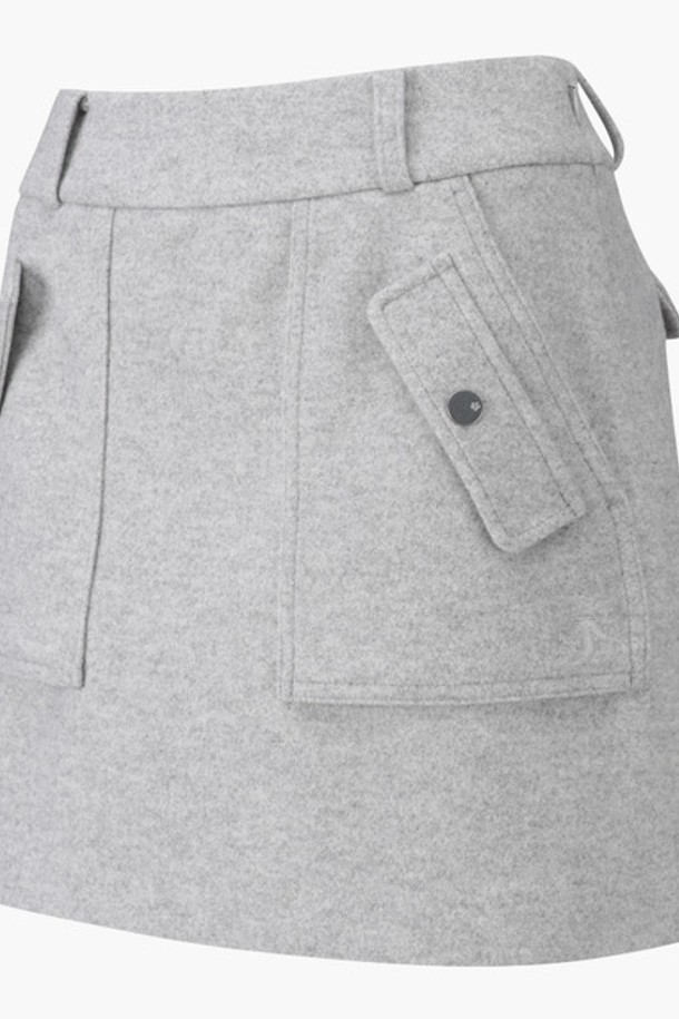 여성 포켓 포인트 A라인 스커트 (DP42WFSKO1)는 봄, 가을 시즌에 골프룩으로 활용하기 좋은 스커트입니다. 스포티하고 미니멀한 스타일의 A라인 핏으로, 슬림하게 떨어지는 실루엣을 연출합니다.  BLKG, MLGG 두 가지 색상으로 출시되었으며,  패치 포켓 디자인과 본딩 원단으로 기능성을 더했습니다.  나일론, 폴리에스터, 폴리우레탄, 레이온, 아크릴 등의 혼용 소재로 제작되어 방풍 및 생활 방수 기능을 갖춘 것이 특징입니다. 미니스커트 타입으로 활동적인 움직임에도 편안함을 제공합니다.
