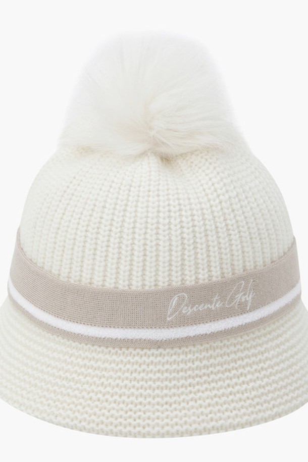 **여성 니트 폼 버킷햇 (DP42WFCPO4)**

부드러운 촉감이 특징인 여성용 니트 폼 버킷햇입니다. 울, 폴리아미드, 폴리에스터, 비스코스, 모달아크릴 등 다양한 소재를 사용하여 제작되어 따뜻하고 포근한 착용감을 선사합니다. 무지 디자인에 두꺼운 두께감으로 겨울철 보온성을 높였으며, 폼 장식이 탈부착 가능하여 다양한 스타일 연출이 가능합니다. 아이보리 그린(IVYG)과 멜란지 라벤더 그레이(MLGG) 두 가지 소프트한 컬러로 출시되어 겨울 데일리룩, 산책룩, 집콕룩 등 폭넓게 활용할 수 있는 미니멀, 클래식, 캐주얼 스타일의 모자입니다. 챙 길이는 6.5cm입니다.
