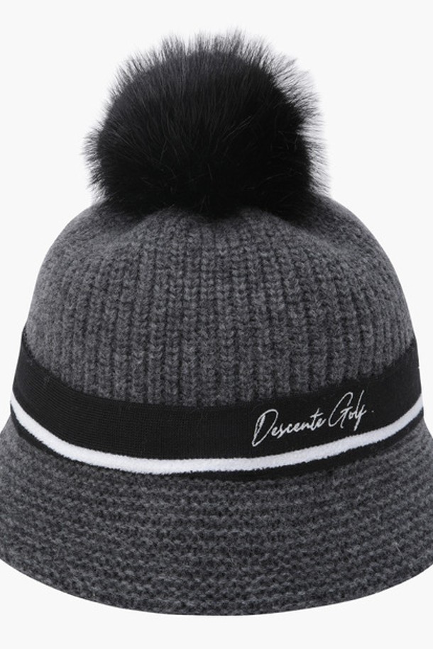 여성 니트 폼 버킷햇 (DP42WFCPO4)은 부드러운 감촉과 따뜻함을 선사하는 겨울철 필수 아이템입니다. 울, 폴리아미드, 폴리에스터, 모달아크릴, 비스코스 등 다양한 소재를 혼방하여 제작되었으며, 두꺼운 두께감으로 보온성을 높였습니다. 기본적이면서도 세련된 무지 디자인에 폼 디테일을 더해 포인트를 주었으며, 폼은 탈부착이 가능하여 다양한 스타일을 연출할 수 있습니다. 미니멀, 클래식, 캐주얼 룩에 모두 잘 어울리며, 겨울 데일리룩, 산책룩, 카페룩 등 다채로운 TPO에 활용하기 좋습니다. 아이보리 & 그레이시 그린(IVYG)과 멜란지 라이트 그레이(MLGG) 두 가지 소프트한 컬러로 출시되었습니다.
