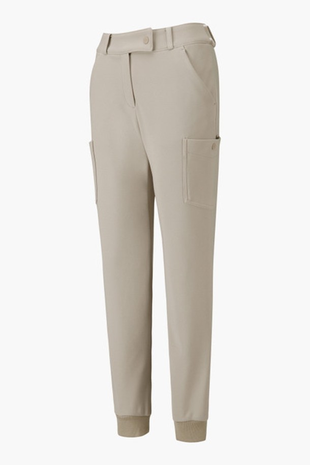 **여성 아웃포켓 조거 팬츠 (DP42WFPTO1)**는 부드러운 촉감의 폴리에스터, 폴리우레탄, 밍크 소재로 제작되어 따뜻하고 편안한 착용감을 제공합니다. 겨울 시즌 골프룩 또는 데일리룩으로 활용하기 좋은 아이템으로, 밍크 안감과 두꺼운 두께감으로 보온성을 높였습니다. 허리 밴딩과 밑단 시보리, 스트레치성이 더해져 활동성을 보장하며, 아웃포켓 디테일로 실용성을 더했습니다. 베이직하면서도 스포티한 스타일을 연출하여 다양한 상의와 매치하기 용이합니다. BEGG, BLKG 두 가지 컬러로 출시되었습니다.
