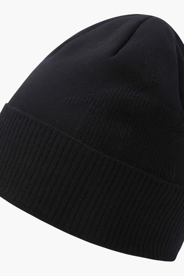 남성 니트 캐시미어 블렌딩 비니 (DP42MFCPO5)는 겨울철 골프 라운딩과 데일리룩 모두에 잘 어울리는 남성용 모자입니다. 부드러운 촉감의 캐시미어 블렌딩(5%)과 니트 기모 안감으로 보온성을 높였습니다. 무지 디자인에 두꺼운 두께감으로 클래식하면서 미니멀한 스타일을 연출합니다. 블랙그레이(BLKG)와 그레이그레이(GRYG) 두 가지 색상으로 출시되었으며, 모자 깊이는 21.6cm입니다. 골프 퍼포먼스 비니로, 추운 날씨에도 쾌적하게 라운딩을 즐길 수 있도록 도와줍니다.
