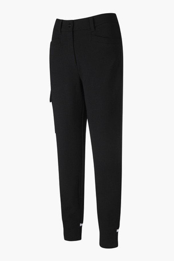 여성 사이드포켓 포인트 조거팬츠 (DP32WFPT94)는 골프, 일상 등 다양한 TPO에 활용 가능한 여성용 조거팬츠입니다. 스포티, 캐주얼, 미니멀 스타일을 아우르는 디자인으로, 사계절 내내 활용할 수 있습니다. 부드러운 촉감의 폴리에스터, 레이온, 폴리우레탄 혼방 소재로 제작되어 편안한 착용감을 제공하며, 레귤러핏으로 깔끔하게 떨어지는 실루엣을 연출합니다. 무지 디자인에 사이드 포켓 디테일과 니트 밑단, 밴딩 허리, 뛰어난 스트레치성을 갖춰 활동성과 스타일을 동시에 잡았습니다.
