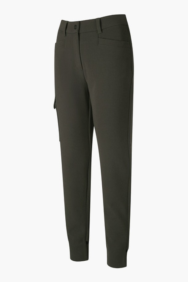 여성 사이드포켓 포인트 조거팬츠 (DP32WFPT94)는 골프 및 일상복으로 활용 가능한 여성용 조거팬츠입니다. 부드러운 촉감의 폴리에스터, 레이온, 폴리우레탄 혼방 소재로 제작되어 사계절 내내 편안하게 착용할 수 있습니다. 스포티와 캐주얼 스타일 모두 소화 가능하며, 허리 부분은 레귤러핏으로, 니트 밑단과 사이드 포켓 디테일이 특징입니다. 무지 디자인에 DKHG, BLKG 두 가지 컬러로 출시되어 다양한 상의와 매치하기 좋습니다. 신축성이 우수하여 활동성을 높였습니다.
