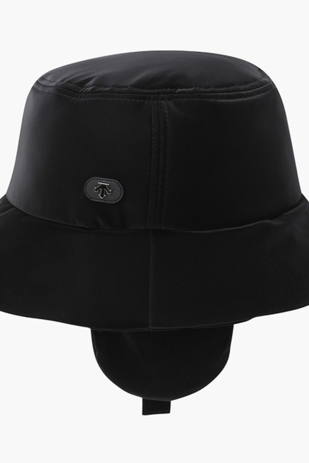 여성 귀달이 탈부착 패딩 발열 버킷햇 (DP42WFCPO3)는 겨울철 골프룩과 데일리룩에 모두 잘 어울리는 모자입니다. 부드러운 촉감의 폴리에스터, 폴리우레탄 혼방 소재로 제작되었으며, 7cm 챙 넓이의 무지 디자인으로 캐주얼, 클래식, 미니멀 스타일을 연출하기 좋습니다. 특히 발열 안감과 벨보아 이어워머가 적용되어 보온성을 극대화했으며, 귀달이 탈부착 기능으로 실용성을 더했습니다. 크라운 부분에도 발열 안감이 적용되어 추운 날씨에도 따뜻하게 착용할 수 있습니다.
