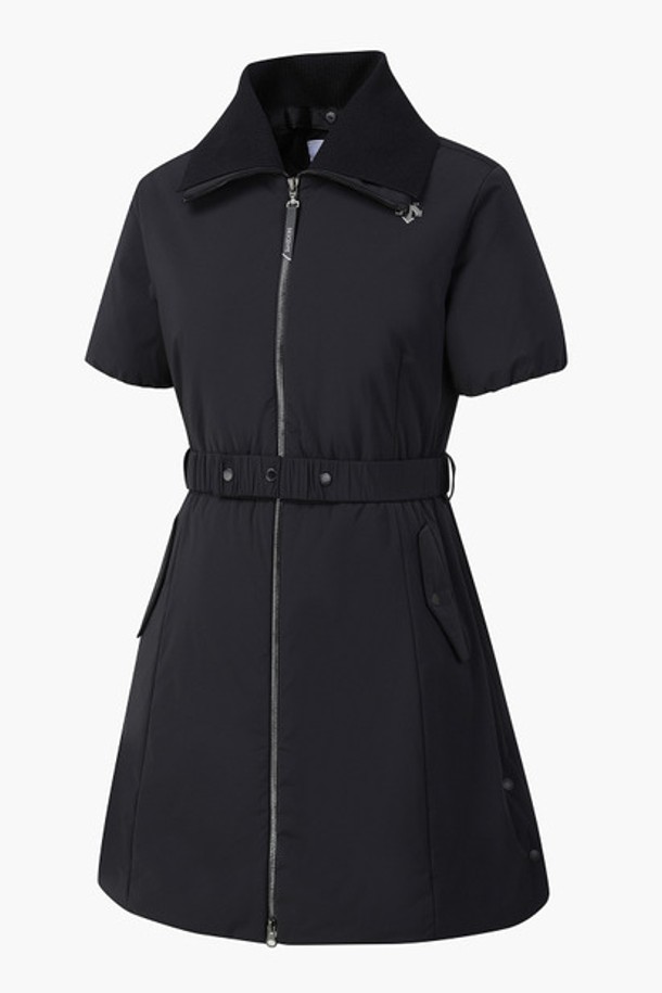 여성 카라 니트 신슐레이트 원피스 (DP32WFDJ93)는 겨울철 골프룩과 데일리룩으로 활용하기 좋은 스포티 스타일의 블랙 원피스입니다. 나일론, 폴리우레탄, 아크릴, 울, 폴리에스터 등 다양한 소재를 사용하여 보온성을 높였습니다. 반소매 기장의 두꺼운 두께감과 레귤러핏으로 편안한 착용감을 제공하며, 카라 디자인과 지퍼 여밈 방식으로 세련된 느낌을 더했습니다. 특히, 신슐레이트 충전재를 사용하여 가볍고 따뜻하며 발수, 방풍, 보온 기능을 갖춰 추운 날씨에도 쾌적하게 활동할 수 있습니다.
