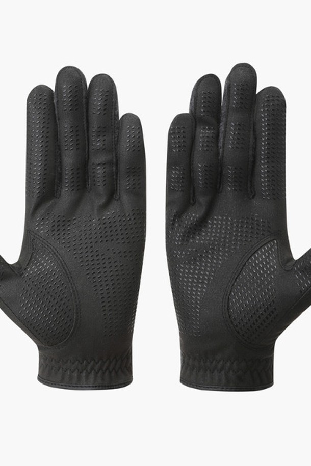 남성 방한 양손 장갑(DP42MFGLO2)은 겨울철 골프룩 또는 데일리룩에 적합한 남성용 장갑입니다. 부드러운 촉감의 기모 져지 원단을 사용하여 보온성을 높였으며, 360도 논슬립 패턴으로 미끄럼 방지 기능을 더했습니다. 폴리에스터, 폴리우레탄, 합성가죽 소재를 사용하여 내구성을 강화했으며, 두꺼운 두께감으로 추운 날씨에도 따뜻하게 착용할 수 있습니다. 클래식, 미니멀, 스포티한 스타일에 잘 어울리는 로고 패턴 디자인의 양손 장갑입니다.
