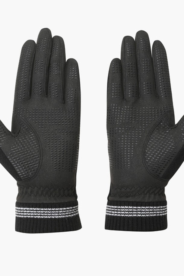 여성용 360그립 방한 양손 장갑 (DP42WFGLO1)은 겨울철 데일리룩에 어울리는 클래식, 미니멀, 캐주얼 스타일의 방한 장갑입니다. BEGG, BLKG 두 가지 색상으로 출시되었으며, 폴리에스터, 아세테이트, 면, 울, 합성가죽 등 다양한 소재를 사용하여 보온성을 높였습니다. 두꺼운 두께감과 360도 그립 디자인으로 뛰어난 착용감과 활동성을 제공하며, 양손 모두 사용할 수 있는 실용적인 제품입니다. 추운 겨울철, 따뜻함과 스타일을 동시에 잡을 수 있는 필수 아이템입니다.
