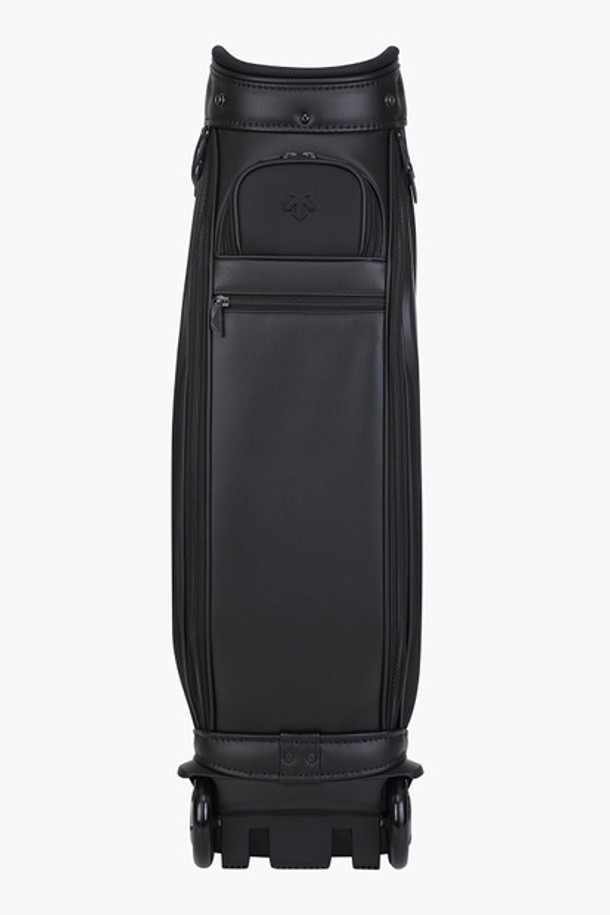 남성 골프룩에 어울리는 남성 몰드 휠 캐디백 (DP32MFCB91)입니다. 블랙 컬러의 폴리우레탄과 폴리에스터 소재로 제작되어 고급스러운 외관을 자랑합니다. 9인치 사이즈에 몰드형 스피릿 로고와 양각 몰드 디자인으로 시크하면서도 클래식한 느낌을 줍니다. 휠 기능으로 이동이 편리하며 오염 관리가 용이합니다. 미니멀한 디자인으로 어떤 골프룩에도 잘 어울립니다.
