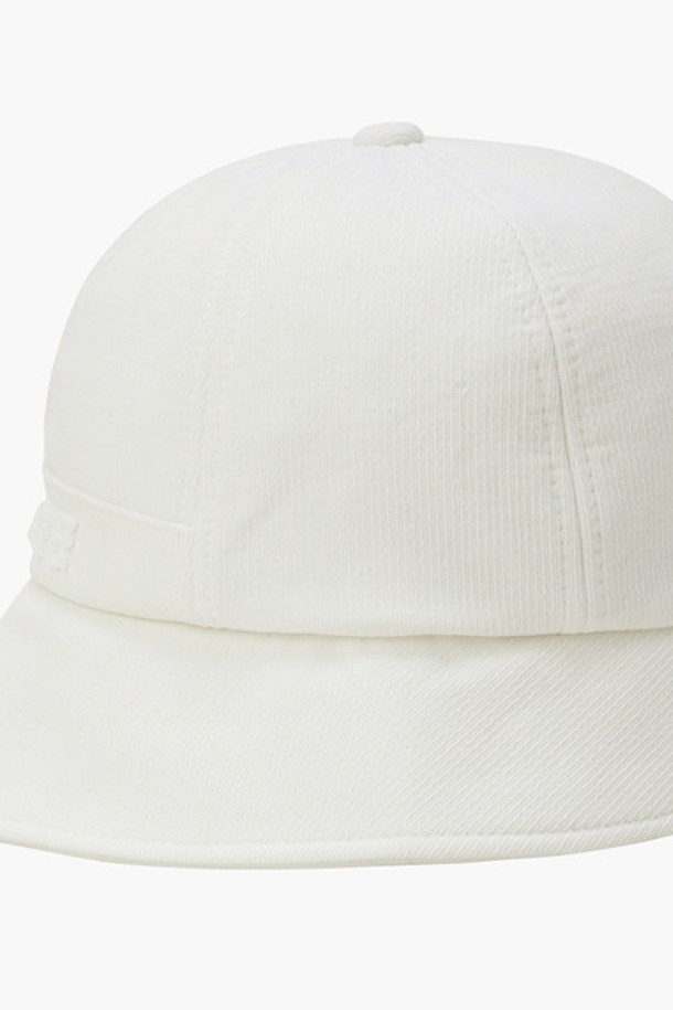 여성 라운드 버킷햇 (DP32WFCP92)은 캐주얼, 미니멀, 클래식 스타일을 추구하는 여성들을 위한 모자입니다. 일상과 골프룩에 모두 활용 가능한 디자인으로, 봄, 여름 시즌에 착용하기 좋습니다. 면, 레이온, 폴리에스터, 아크릴, 폴리우레탄 등 다양한 소재를 사용하여 제작되었으며, 챙 넓이는 7cm입니다. 라운드 쉐입과 레터 로고 자수 디테일이 특징이며, 머리를 묶은 상태에서도 편안하게 착용할 수 있습니다. 사이즈 조절 기능으로 편안한 착용감을 제공합니다. BLKG, IVYG, KHAG 세 가지 색상으로 만나보세요.
