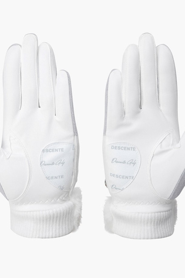 여성 퍼 방한 장갑 (DP42WFGLO2)은 겨울철 추위로부터 손을 따뜻하게 보호해 주는 방한 장갑입니다. IVYG, PIKG 두 가지 컬러로 만나볼 수 있으며, 부드러운 폴리에스터, 폴리우레탄, 면, 합성가죽, 플리스 소재를 사용하여 보온성을 높였습니다. 손목 부분의 퍼 디테일이 여성스러운 디자인을 더하고, 손바닥 부분의 극세사 패턴 논슬립 처리로 미끄럼 방지 기능까지 갖췄습니다. 캐주얼, 클래식, 미니멀 스타일의 겨울 데일리룩, 산책룩에 모두 잘 어울립니다.
