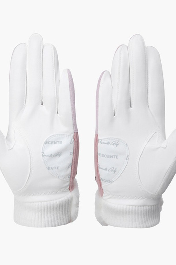 여성 퍼 방한 양손 장갑 (DP42WFGLO2)은 겨울철 추위를 막아줄 따뜻하고 스타일리시한 여성 장갑입니다. 부드러운 촉감의 플리스, 폴리에스터, 폴리우레탄, 면, 합성가죽 등 다양한 소재로 제작되어 보온성을 높였습니다. 손목 부분의 퍼 디테일이 돋보이며, 손바닥에는 미끄럼 방지를 위한 극세사 패턴 처리가 되어 있어 실용적입니다. 클래식, 캐주얼, 미니멀 스타일의 겨울 데일리룩, 산책룩, 데이트룩에 모두 잘 어울립니다. 추운 계절, 당신의 손을 따뜻하게 보호해 줄 뿐만 아니라 스타일까지 살려주는 필수 아이템입니다.
